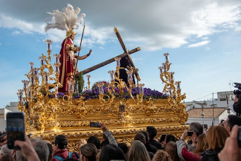 Algeciras viste de historia la procesión de su Patrona