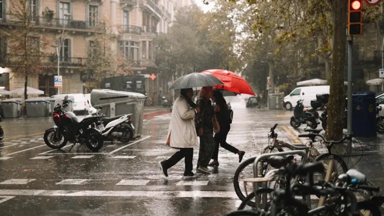 Avisos de AEMET hoy: dónde comprobarlos antes de viajar