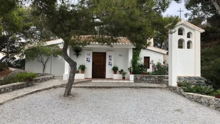 Baena abre la ermita antes de la misa de la Virgen