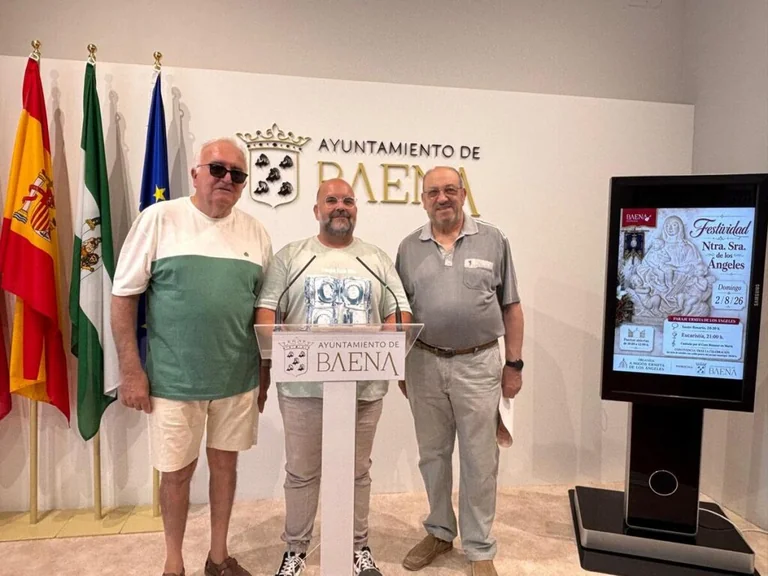 Baena abre la ermita antes de la misa de la Virgen