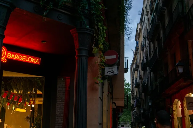 Barcelona esta noche: 3 rutas con cena desde 13 euros