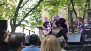 El rock en tres idiomas toma una plaza de Pamplona