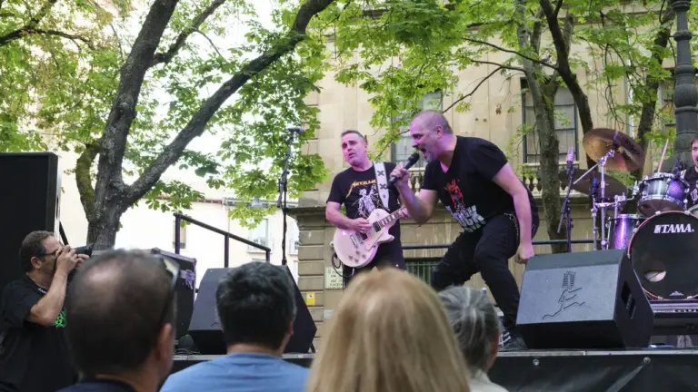 El rock en tres idiomas toma una plaza de Pamplona