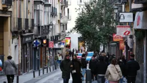 Vista urbana de una calle concurrida en el centro de Madrid durante el día.