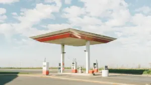 Estación de servicio moderna en Madrid bajo un cielo despejado y luminoso.