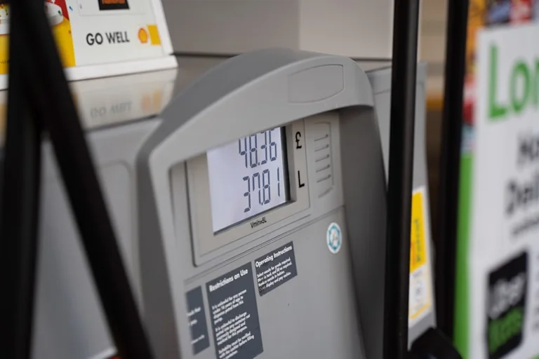Gasolina barata: cuándo compensa desviarse para repostar