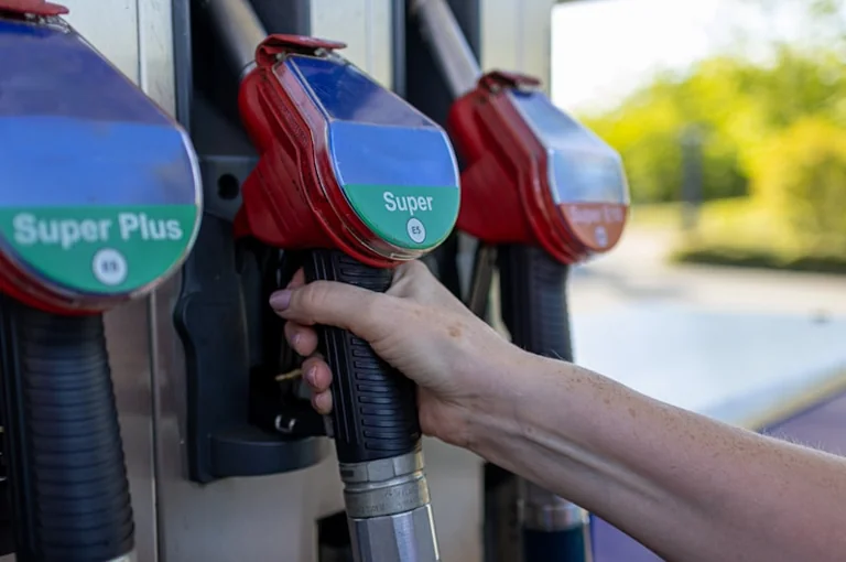 Gasolina y diésel: calcula el coste real antes del 15 de agosto