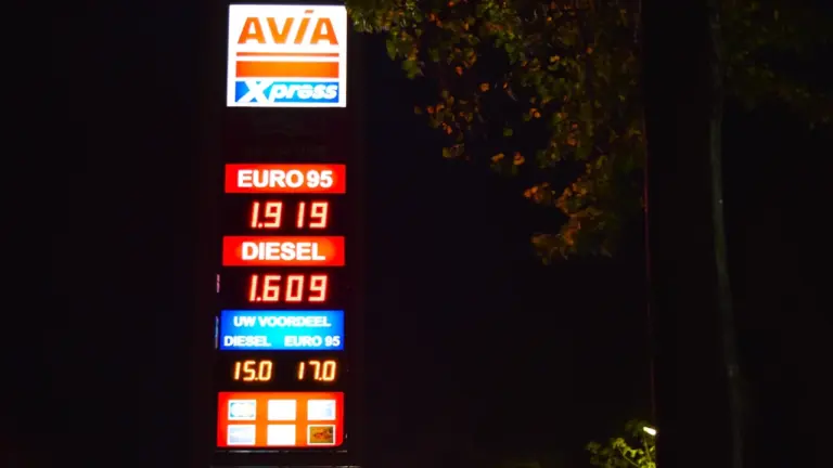 Gasolina y diésel hoy: cómo comparar precios antes de viajar
