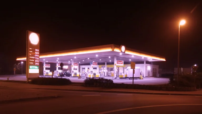 Gasolina y diésel hoy: cómo comparar precios antes de viajar