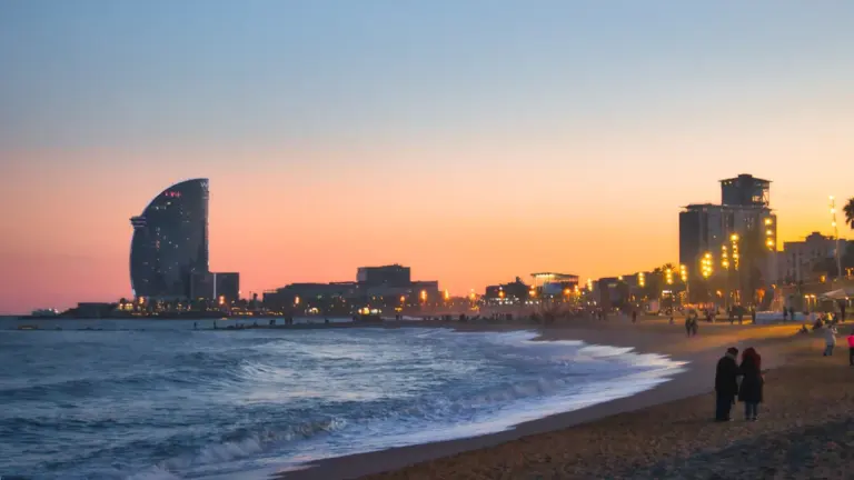 Guía de noche calurosa en España: paseo, terraza y cena seguras