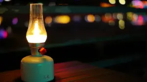 Un farol antiguo iluminando suavemente una mesa durante una cálida noche de verano.