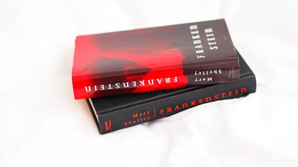 Dos copias de la novela Frankenstein de Mary Shelley sobre un fondo blanco.