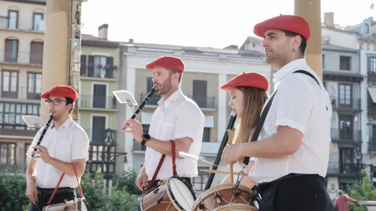 Pamplona vuelve a bailar al ritmo de txistu y gaita
