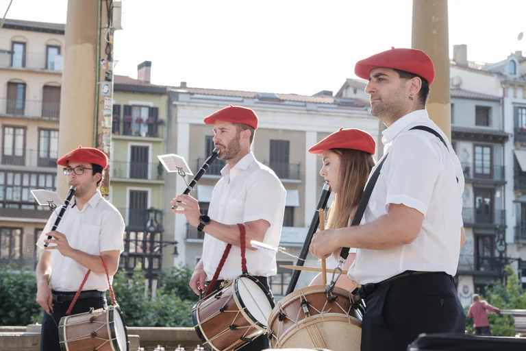 Pamplona vuelve a bailar al ritmo de txistu y gaita