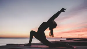 Sesión de yoga matinal en el Centre Cívic Rocafonda de Mataró