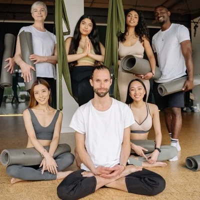 Sesión de yoga matinal en el Centre Cívic Rocafonda de Mataró