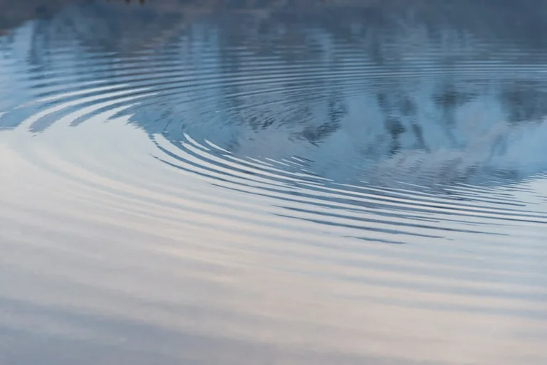 Soñar con agua: calma, estrés y cambios emocionales