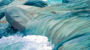 Soñar con agua en movimiento: qué puede reflejar de ti