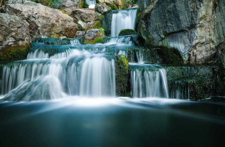 Soñar con agua en movimiento: qué puede reflejar de ti