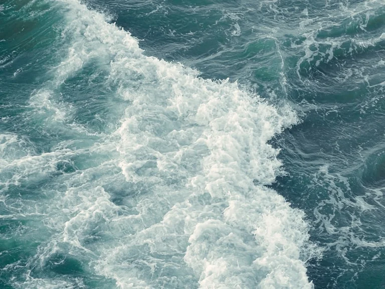 Soñar con agua en movimiento: qué puede reflejar de ti