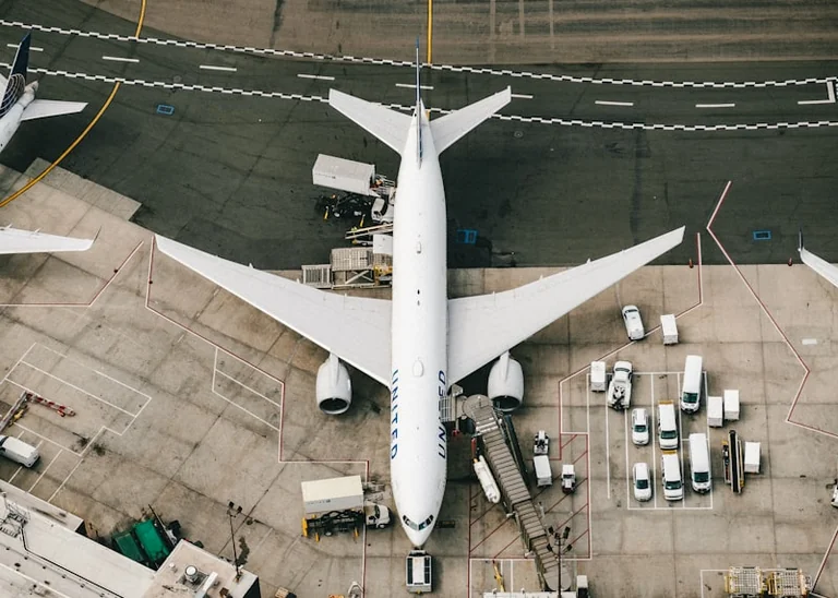 Vuelo retrasado o cancelado: comida, hotel y compensación