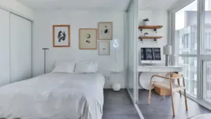 Edificio moderno de apartamentos urbanos bajo un cielo despejado durante el día.