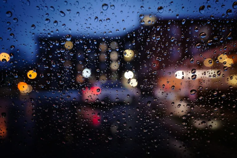 Cómo preparar el coche para las lluvias de otoño y conducir seguro