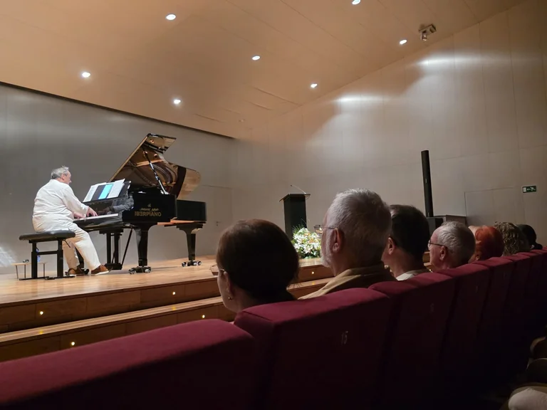 El piano de Jorge Gil une dos mundos en Águilas