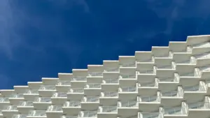 Arquitectura moderna de hotel con balcones geométricos bajo un cielo azul en Torremolinos.