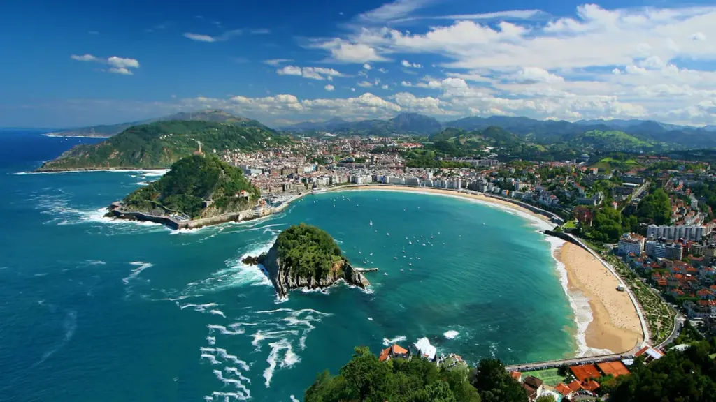 Vista panorámica de la bahía de la Concha en San Sebastián con cielo despejado.