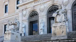 Fachada clásica de piedra con estatuas en la Biblioteca Nacional de España en Madrid.