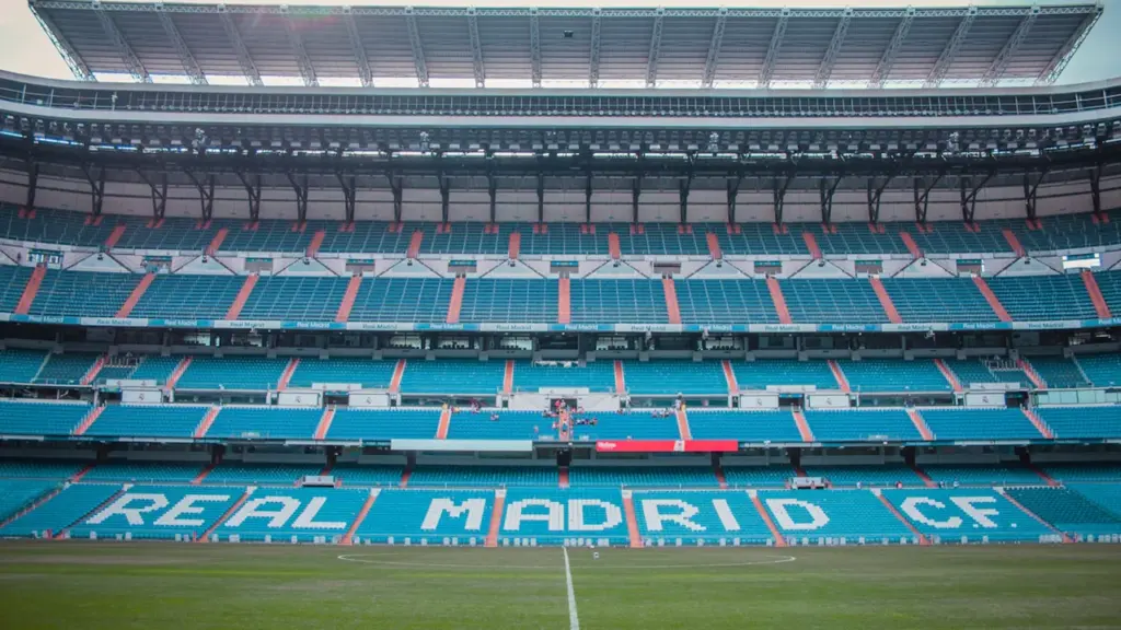 Vista panorámica del estadio Santiago Bernabéu en Madrid, con sus características gradas azules.