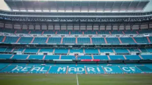 Vista panorámica del estadio Santiago Bernabéu en Madrid, con sus características gradas azules.