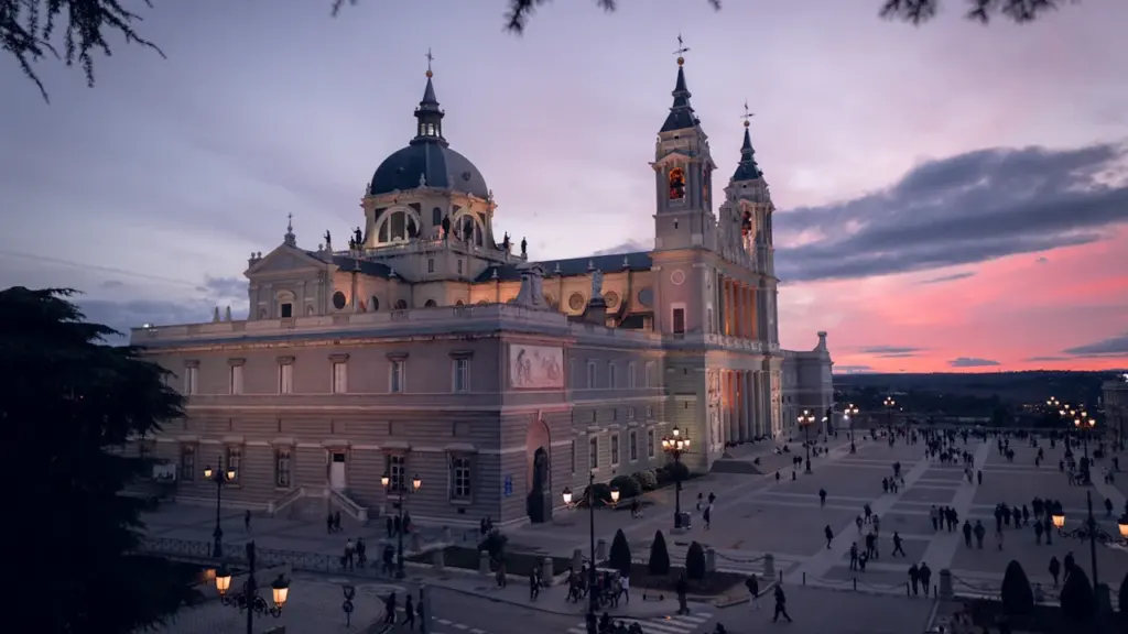 Vista panorámica al atardecer de la Catedral de la Almudena en Madrid, España.