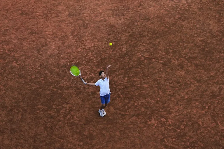 Marbella reúne a 60 jóvenes por el Open de Frontenis
