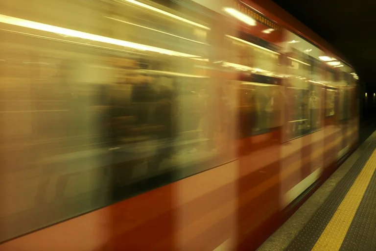 Soñar que llegas tarde: qué puede reflejar y cómo anotarlo