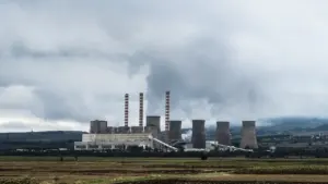 Central eléctrica industrial bajo un cielo nublado y gris en invierno