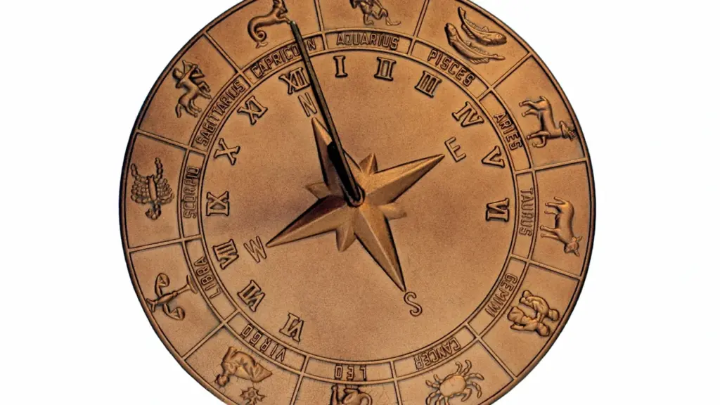 Un antiguo reloj de sol de bronce grabado con los doce signos del zodiaco.