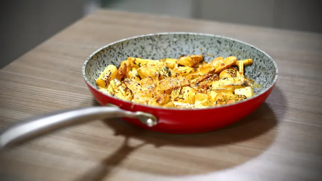 Setas salteadas con ajo y huevo: receta fácil para dos