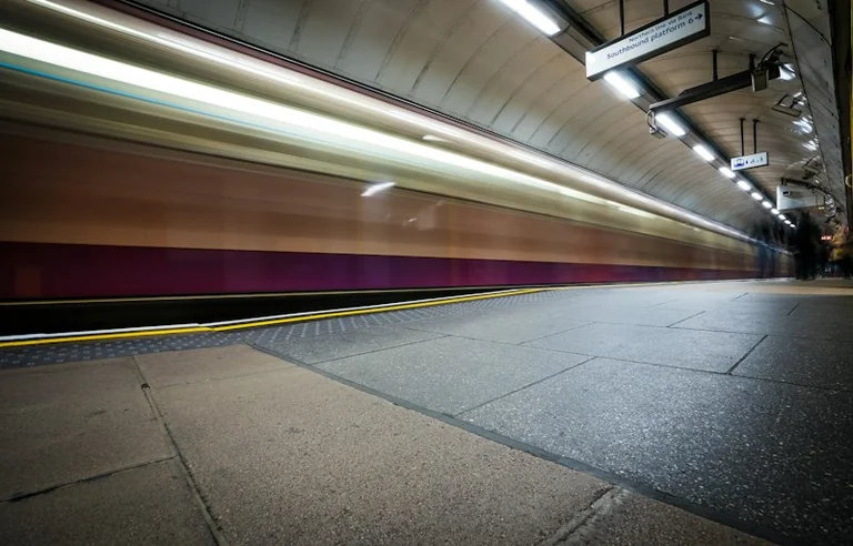 Soñar con perder el tren: revisar plazos sin temer presagios