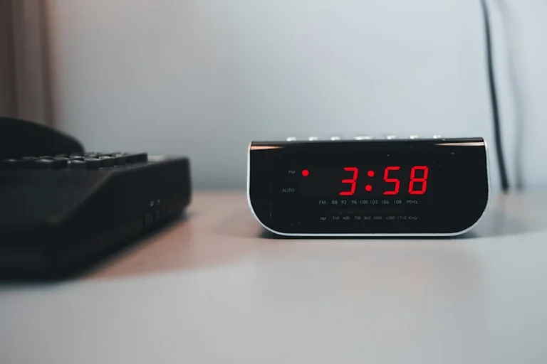 Soñar que llegas tarde: posibles vínculos con el estrés